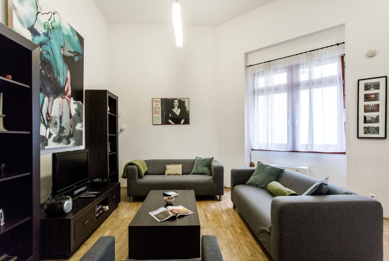Family Suite By Heroes' Square บูดาเปสต์ ภายนอก รูปภาพ